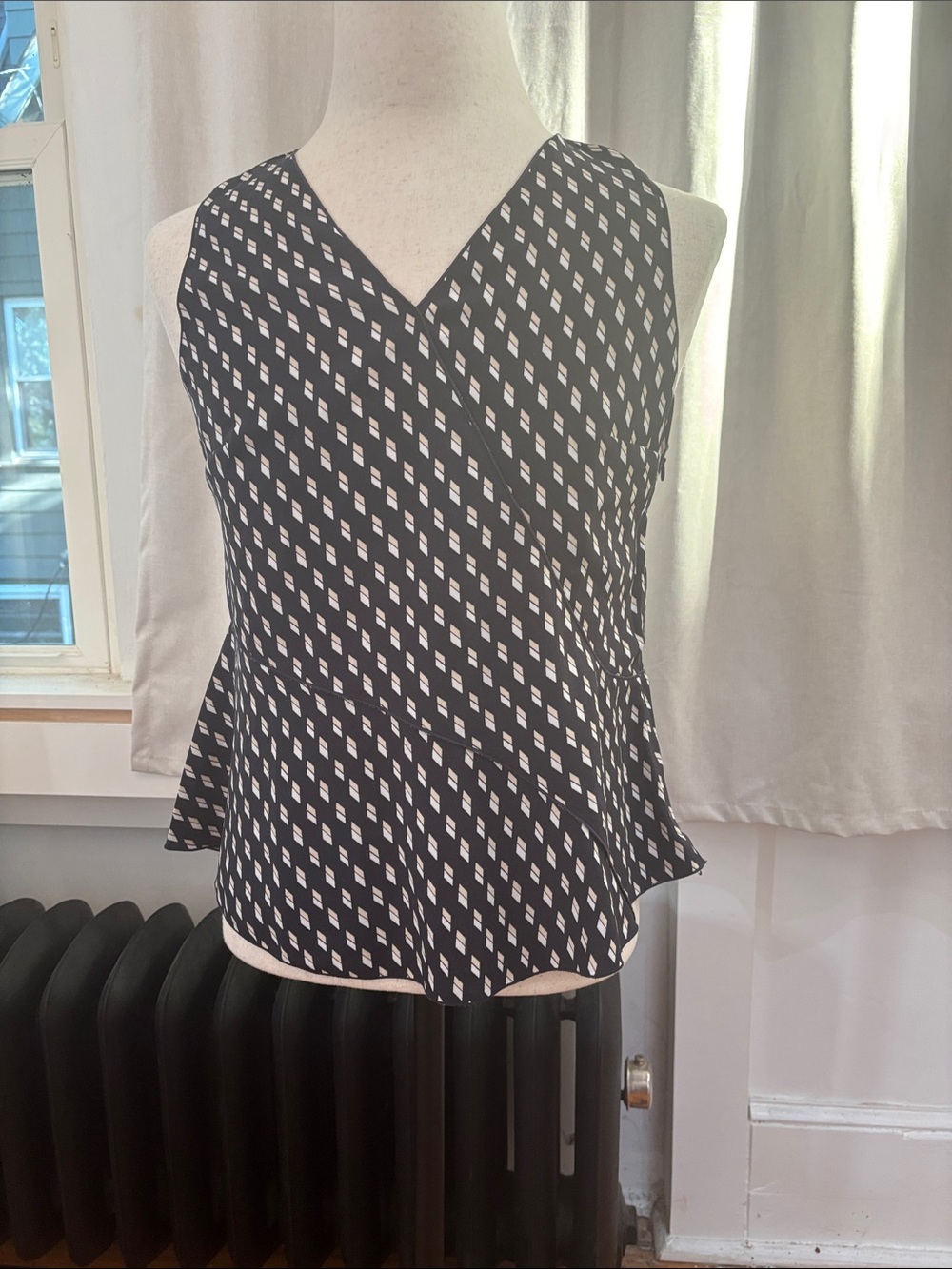 Ann Taylor Black & White Sleeveless V-Neck Peplum Camisole